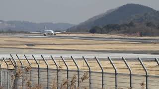 ボーイング737-800（JA302J）　JAL　　離陸　　　【岡山桃太郎空港】