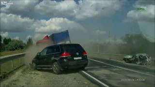 【閲覧注意!】ロシアの道路で起きた衝撃的な多重事故の瞬間【ドラレコ】