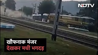 Bihar में पटरी से उतरी Train खतरनाक ढंग से Station तक पहुंची, Platform के आसपास मची भगदड़
