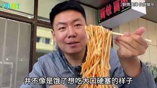 佳伟饿了：乞丐吃播遭全新疆面馆封杀，一动作网友直骂真是活该！