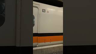 台灣高鐵 第一組列車 700T TR01 台中站進站 月台旅客突彎腰疑似撿拾動作 大鳴笛示警 #台湾高鉄 #新幹線 #THSR #鐵道迷 #乗り鉄