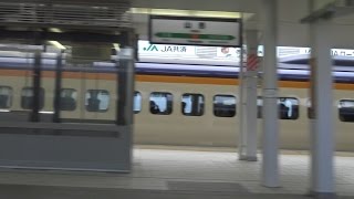 山形駅に到着する山形新幹線E3系つばさの車窓から停車中の上り始発の新幹線