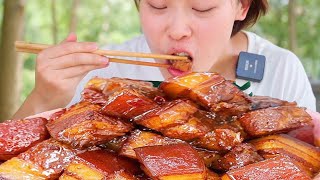 Qiu Mei stewed a pot of fragrant braised pork with potatoes and served with crisp and sour radish.