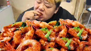 Monkey Brother makes a dish of ”dry pot prawns” and eats the prawn shells directly!