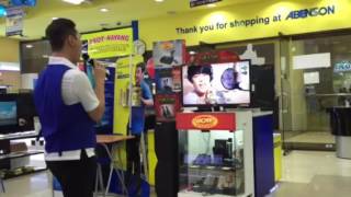 Awesome singing voice in Manila マニラの電器屋の店員さん