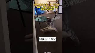 猫咪咬着垫子走路成“拱门腿”,网友：像极了大包小包回家过年的样子