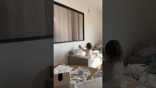 お姉ちゃんを気遣って一人遊びする2歳児