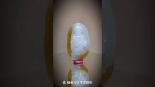 【鑫 SHING 手工藝術】【手工精雕】【名師 炳清大師作品】【自在觀音】【天然 緬甸A貨 玻璃種 蜜糖 翡翠】【肉質細膩 放光起膠】