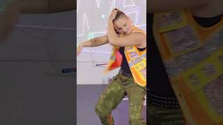 Interviewer tries not to laugh at Jojo Siwa's new dance