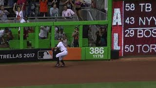 LAD@MIA: Ichiro tracks down a deep fly ball in left