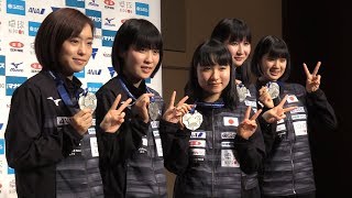 銀メダルの日本女子が帰国＝世界卓球