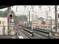 雨の日の京急線三浦海岸駅1、2番線ホームの駅名板 標 です！三浦海岸駅〜三崎口駅間に停車中の、マリンパークのヘッドマークが外された、8両編成99c貸切1500形1730、1725編の電車です！