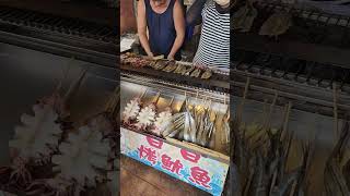 梧棲漁港烤魷魚還是便宜一點，台北100的尺寸大概賣兩隻150