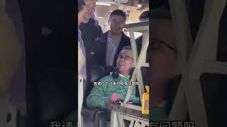 这老头长本事了_叫了这么多人#路人视角_#内容过于真实_#vlog日常,搞笑,雄鹰一样的男人,靠北,路人视角,内容过于真实