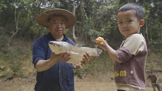 鱼塘开闸放水抓鱼，小伙伴们跑着赶来赴抓鱼盛宴，那叫一个快活【阿木爷爷】