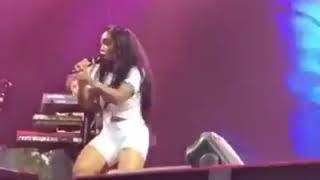 Sza Struggling To Sing
