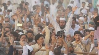 Miles de paquistaníes participan en el funeral de la ex primera dama
