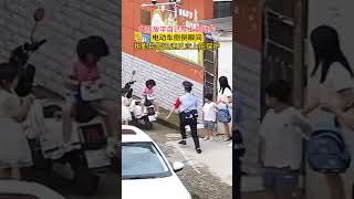 女孩放学自己爬上电动车，电动车侧倒瞬间，执勤民警迅速上前保护…网友：最帅民警 #正能量