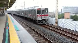 東武10000系11603Fが区間急行浅草行きとして小菅駅を通過するシーン