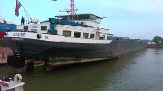 Binnenvaarttanker Jeanine op hellingbaan scheepswerf Kooiman Hoebee | Binnenvaart | timelapse