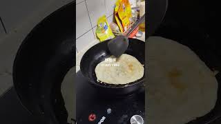 美味可口酥脆多层的手抓饼制作过程Here's how to make delicious, crispy hand-held pancakes