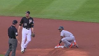 MIA@PIT: Gordon hustles to steal second base