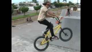 Manobras de bike na pista de skate em Cacoal - RO