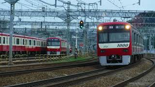 京急線金沢文庫駅手前の車庫付近を、上り6両編成普通品川行き1000形372〜367編成の電車が、プシィィィーー！と音をたてて金沢文庫駅の方へと向かって走行して行きます！