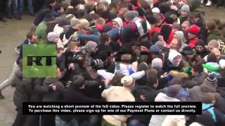 Russia: Muscovites fist fight farewell to Winter