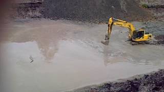 Excavator vs buaya