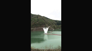 日本1位、世界第4位の噴水。山形の「月山湖大噴水」