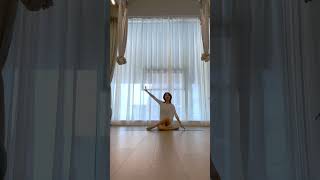 美丽的小姐姐正在练习舞韵瑜伽 Beautiful young lady is practicing dance rhyme yoga