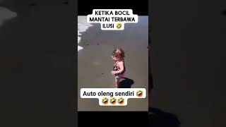 Video Lucu ! Ketika bocil oleng dan terjatuh saat diterjang ombak pantai 🤣🤣 #viralshort