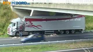 Vrachtwagen botst tegen viaduct