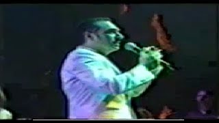 Notis Sfakianakis-Δεν έχει μάθει να αγαπάει (Live στην Πύλη Αξιού 2002)