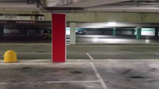 BMW E30 Drift nel parcheggio sotterraneo