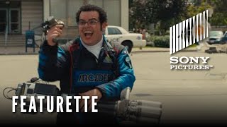 PIXELS Featurette - Josh Gad vs. Centipede