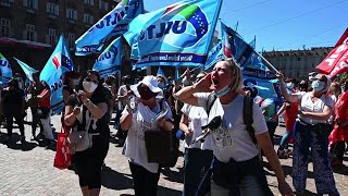 Torino, protesta delle addette alle mense scolastiche davanti alla prefettura: \