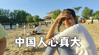 帶巴鐵媳婦去水上樂園，巴鐵媳婦被驚到了：中國人真開放！