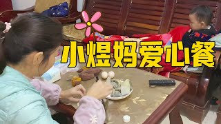 小煜妈妈一大早就起来做早餐了，简简单单的幸福生活，不过如此【小煜煜和妈妈】