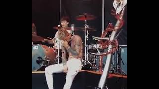 Machine Gun Kelly cried while performing Numb by Linkin Park || RIP Chester!