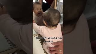 鏡の中の自分にテンション上がる生後6ヶ月の赤ちゃん