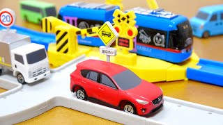 トミカ ポケットトミカ いっしょにあそぼう!車と列車が行き交う町編 全６種類 開封紹介!はたらくくるま 踏切 繋げてたのしい道路が入ってたよ