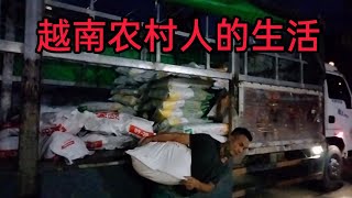 春姐跟着强哥做体力活，回来跟婆婆做饭，给你看农村人的生活. Một ngày đi làm cùng chồng.