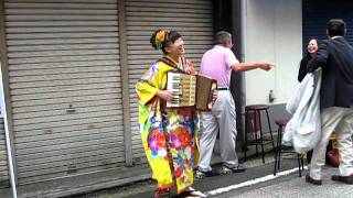 遠峰あこ「すっぽんぽん節」＠野毛大道芸2011