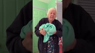 😆😭 How to fold a fitted sheet#lol #grandma #fittedsheet #grannyfunny