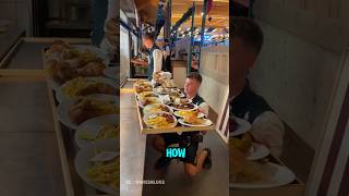 This waiter's skills are amazing, everyone is amazed 😱‼️