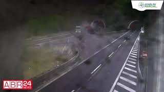 Spettacolare incidente tra due tir sull'A24, lo scontro in diretta video