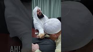 Dr. Muhammad challenges Mufti Menk to an Arm Wrestle. round one..#Muftimenk #ArmWrestle #strength