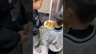 儿子们明天开学，晚上妈妈准备开学第一餐香葱火腿肉松面包。送弟弟上学时看到学校满满的仪式感，老师还准备了小惊喜  #vlog #美食 #生活